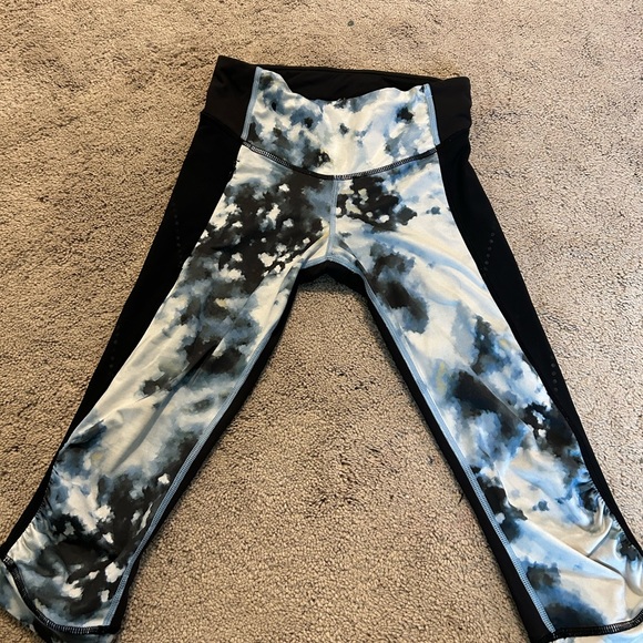 Lululemon size 2 cropped leggings 21’ - Picture 3 of 4